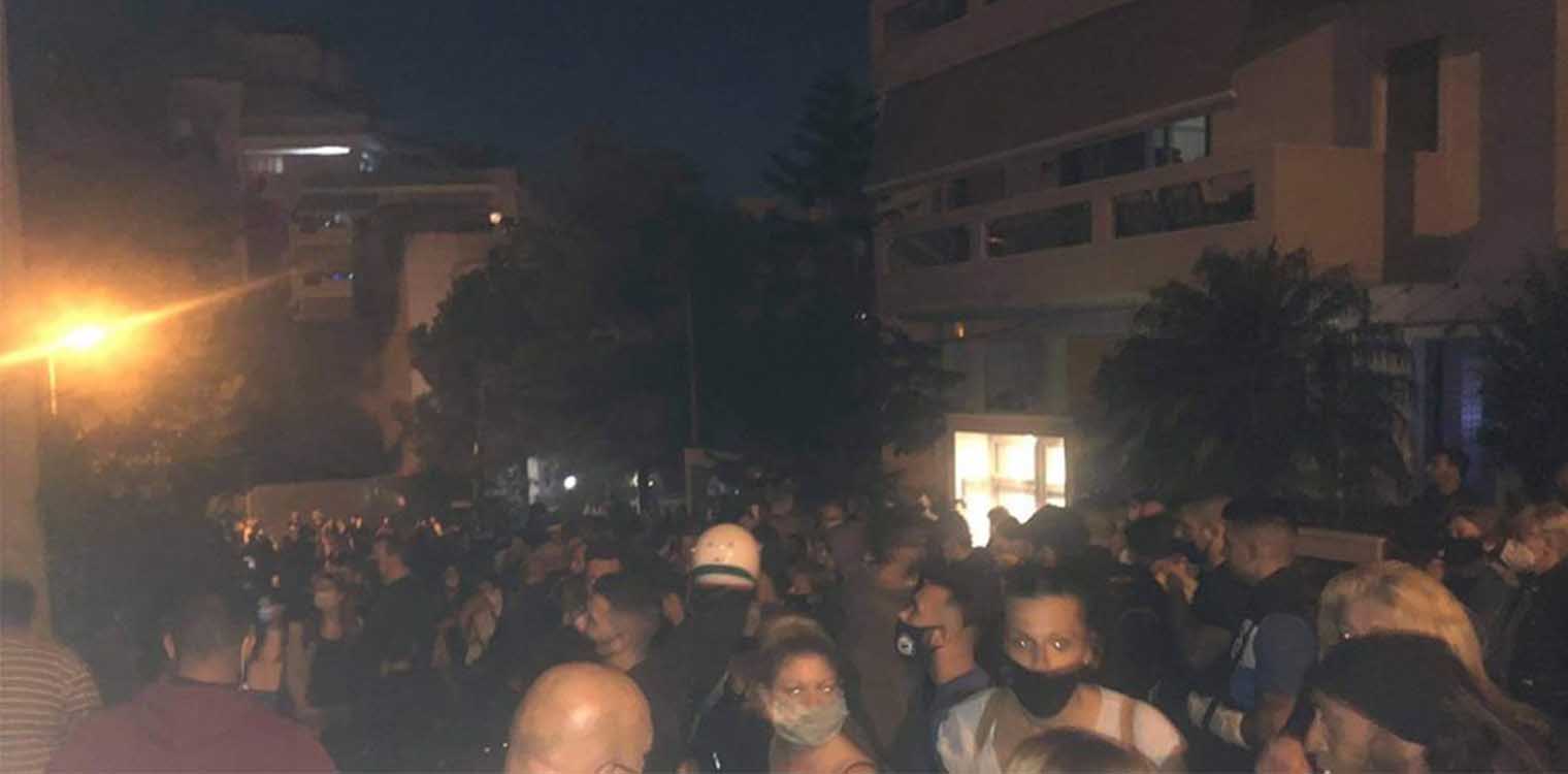 Νίκαια: Οργισμένο πλήθος συγκεντρώθηκε έξω από το σπίτι του καθηγητή που μαχαίρωσε τον σκύλο