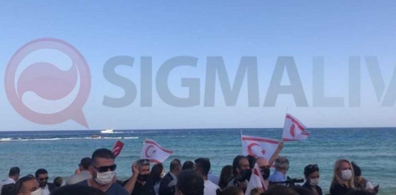Αμμόχωστος: Στα Βαρώσια ο Τατάρ με σημαίες της Τουρκίας και του ψευδοκράτους
