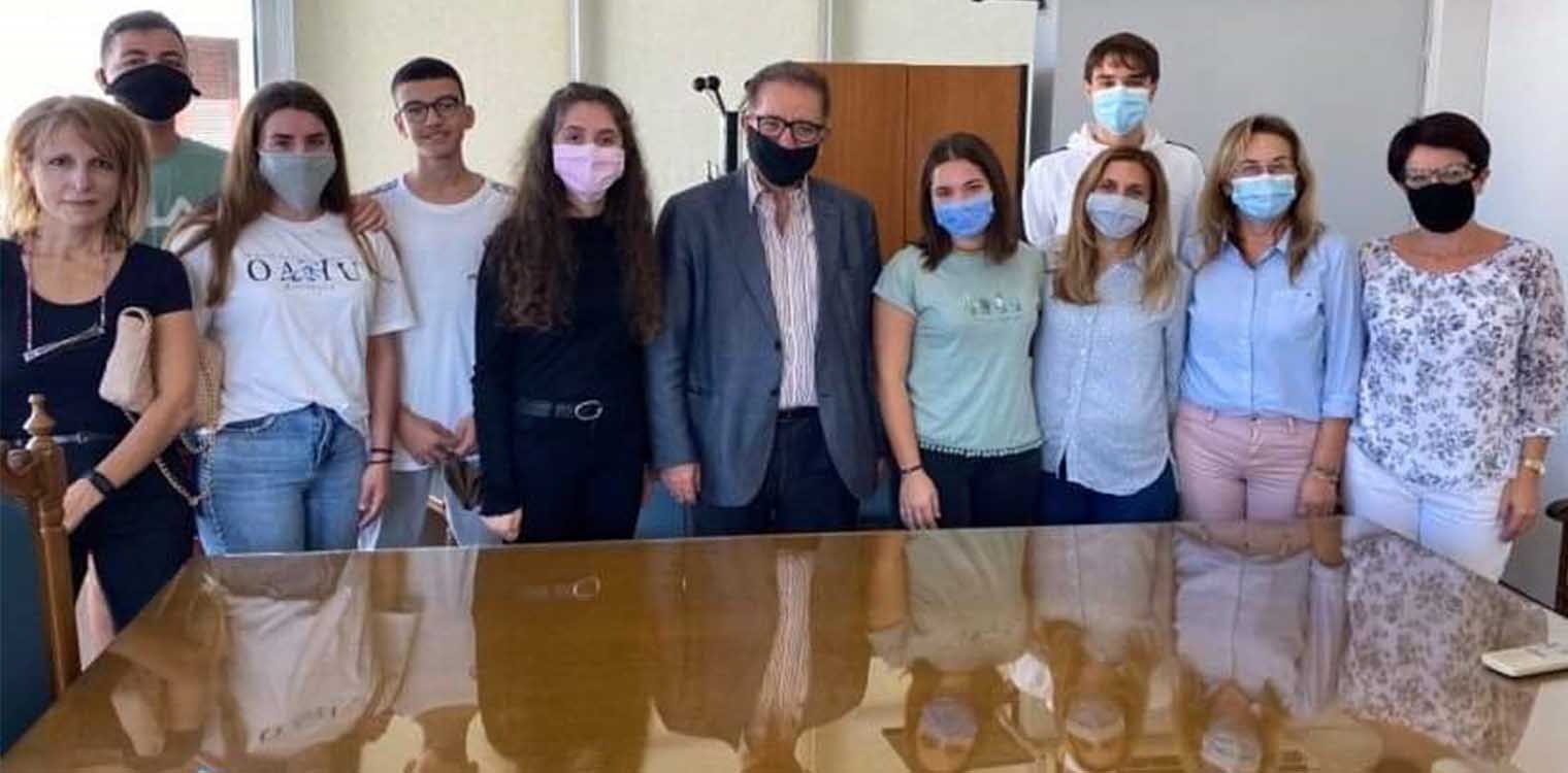Συνάντηση Αλεξανδρόπουλου με την ομάδα του ΓΕΛ Ζαχάρως που τιμήθηκε με βραβείο στον πανελλήνιο διαγωνισμό «Η δική μου βιοηθική»
