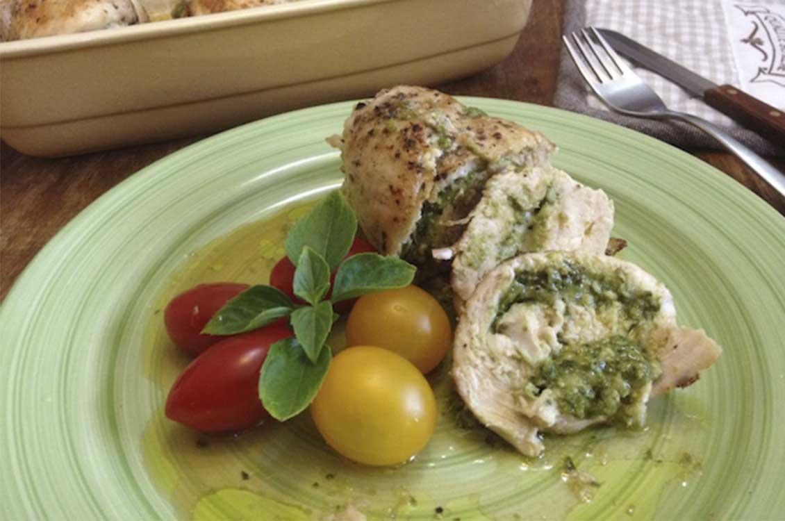 Φιλετάκια κοτόπουλου με pesto βασιλικού και λαδοτύρι Μυτιλήνης