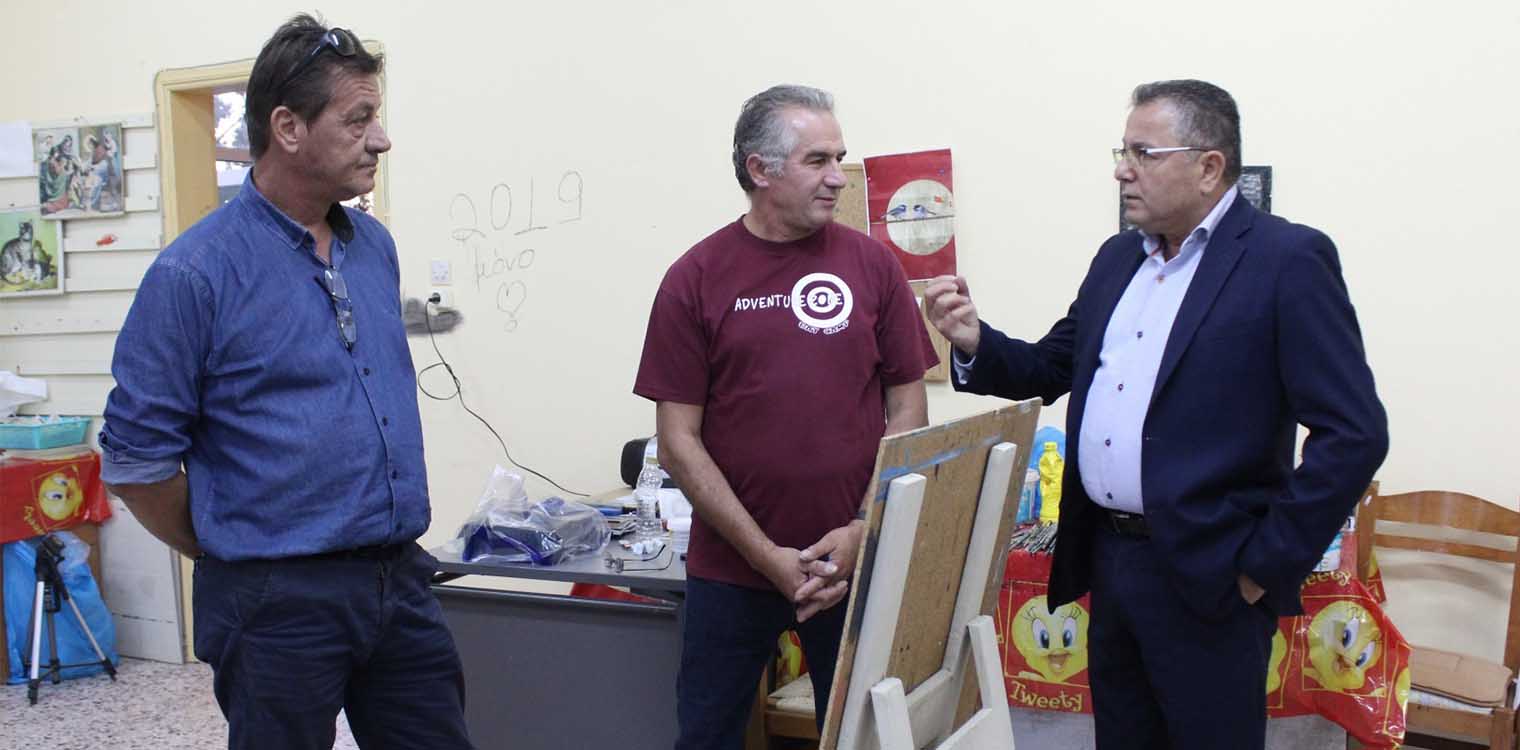 O Μαρίνος στο εργαστήρι ζωγραφικής στο παλαιοχώρι