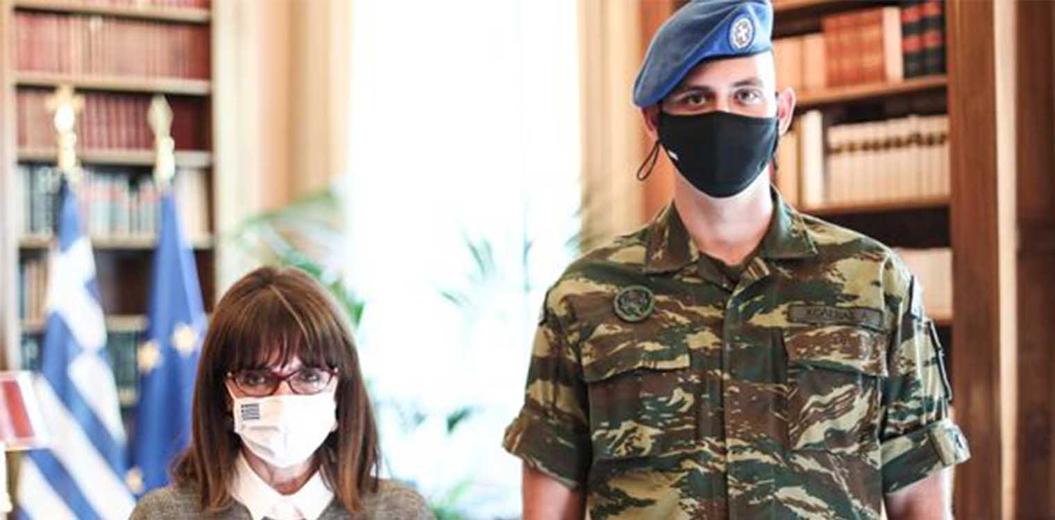 Τα συγκινητικά λόγια της Κατερίνας Σακελλαροπούλου για τον ομογενή Εύζωνα Ανδρέα Χολέβα