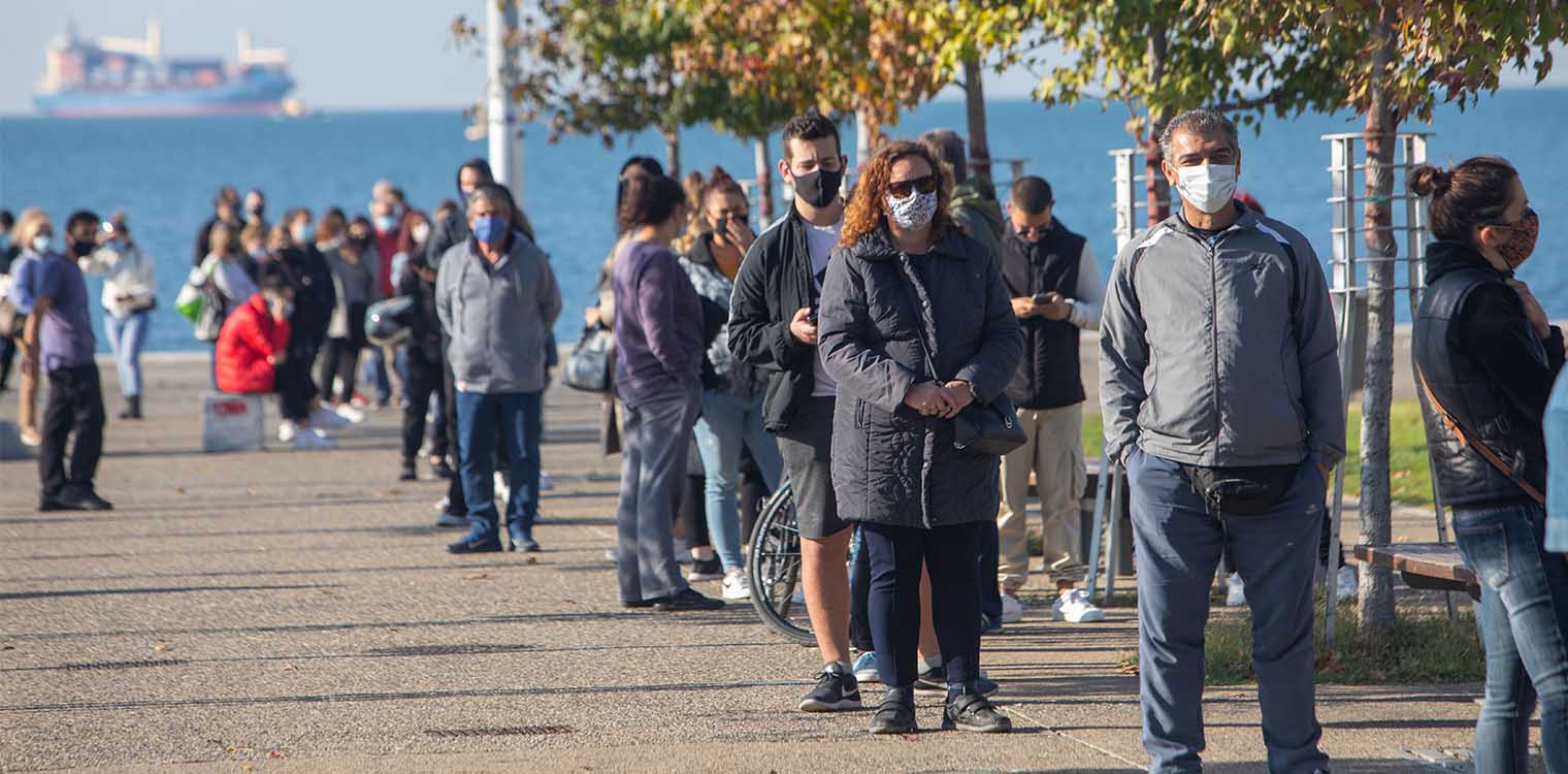 Θεσσαλονίκη: Ουρές για τεστ λίγο πριν το lockdown - Στο «κόκκινο» Ιωάννινα και Σέρρες, ετοιμάζεται η Αθήνα