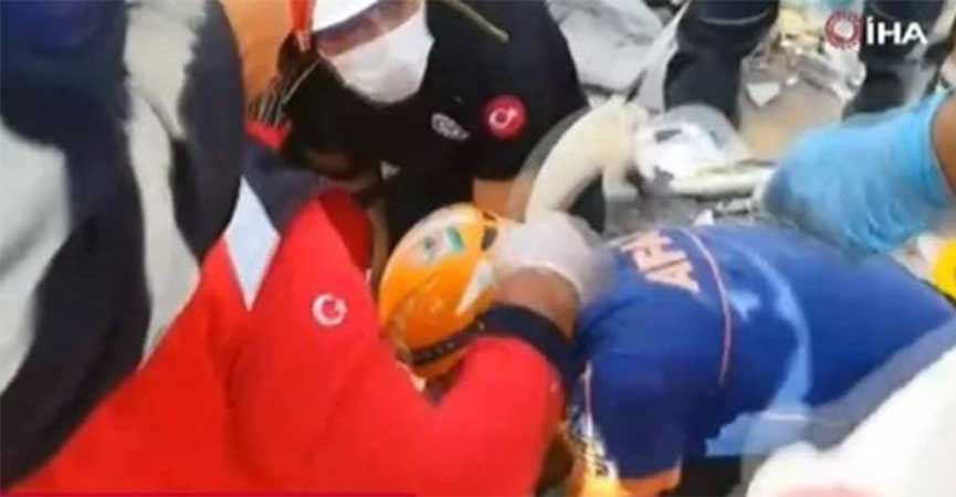 Συγκλονιστικό βίντεο από τον απεγκλωβισμό γυναίκας στη Σμύρνη