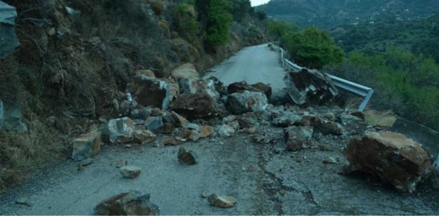 Kόπηκε στα δύο o δρόμος στην Ικαρία μετά τον σεισμό