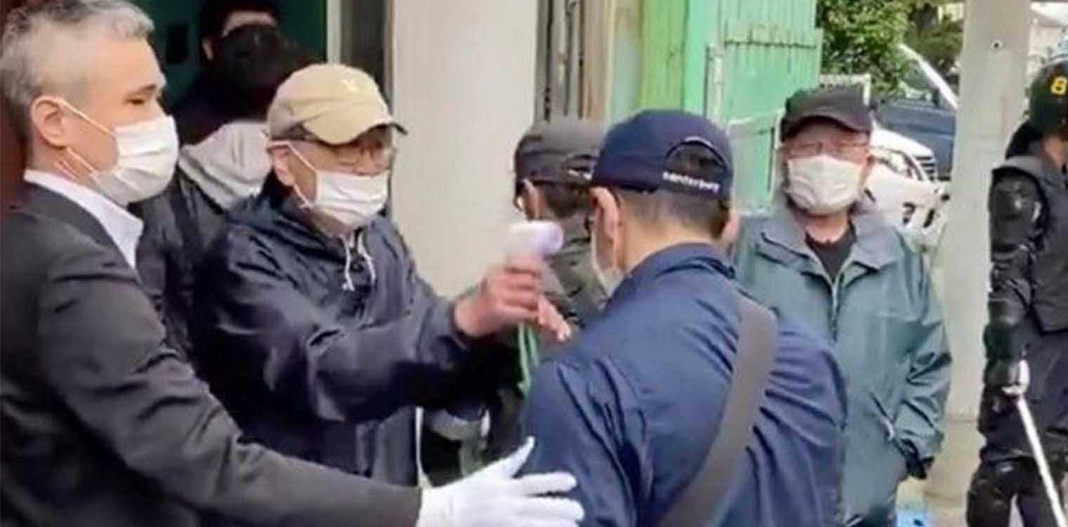 Ύποπτος διακόπτει επιδρομή για να κάνει θερμομέτρηση σε αστυνομικούς