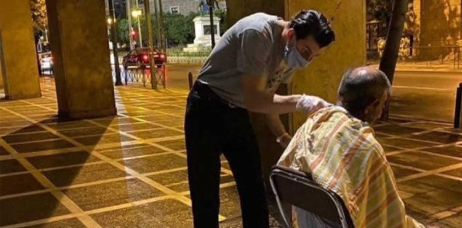 Tρεις κουρείς βγήκαν στους δρόμους της Αθήνας και περιποιήθηκαν άστεγους (photos)