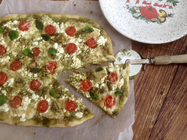 Πίτσα με σάλτσα pesto βασιλικού