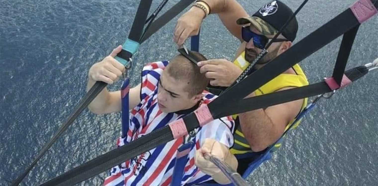 Νάουσα: Κομμωτής ...κασκαντέρ κουρεύει τους πελάτες τους σε βουνοκορφές, στον ...αέρα, μέχρι και στον βυθό της θάλασσας