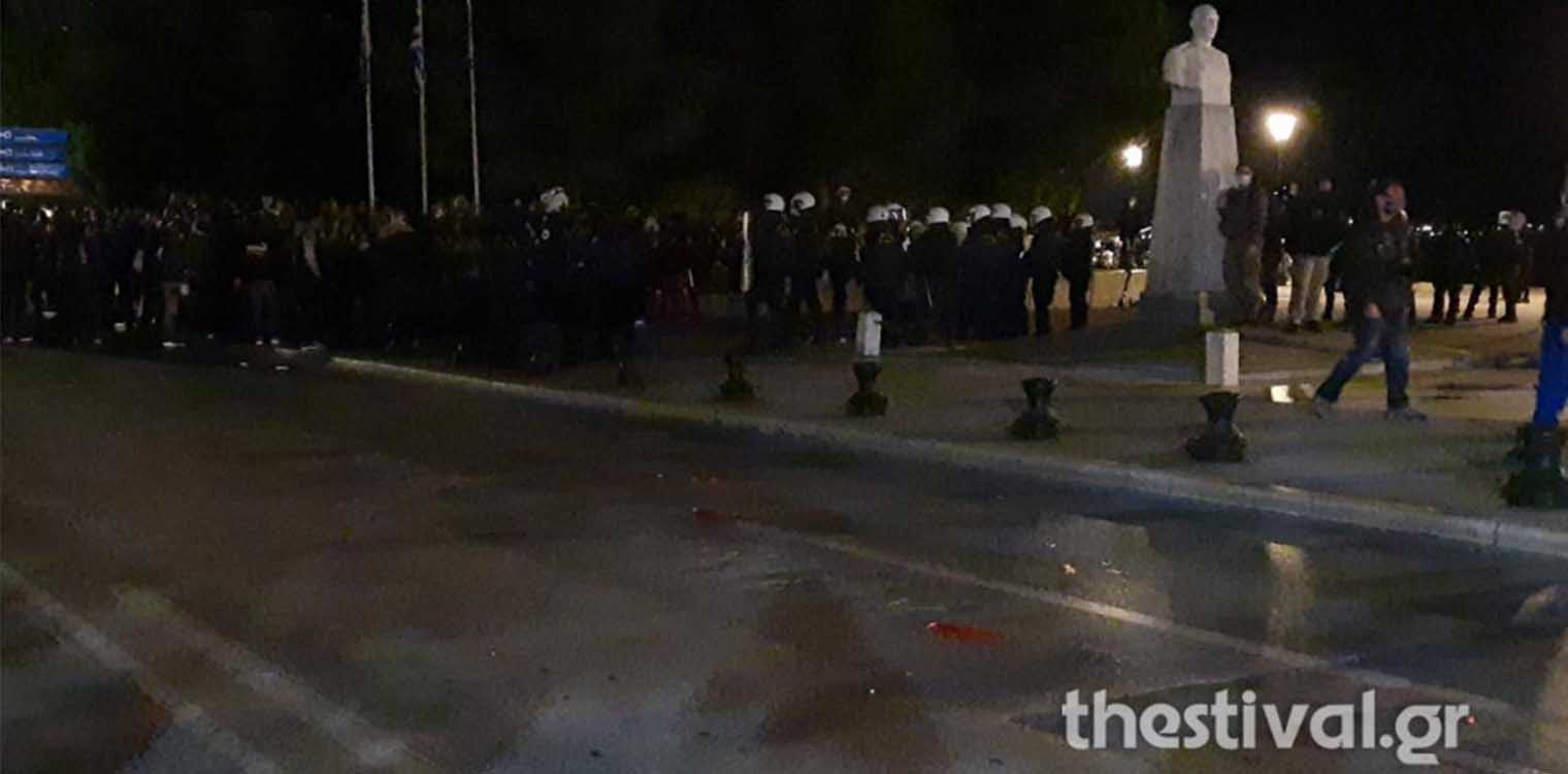 Θεσσαλονίκη: Επεισόδια μεταξύ διαδηλωτών κατά του lockdown και αστυνομικών (video)