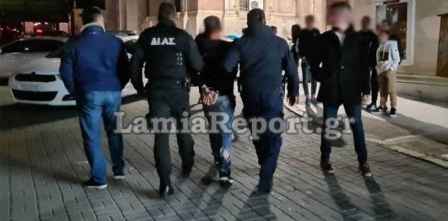 Λαμία: Έπεσε ξύλο στην πλατεία Ελευθερίας - Δείτε βίντεο