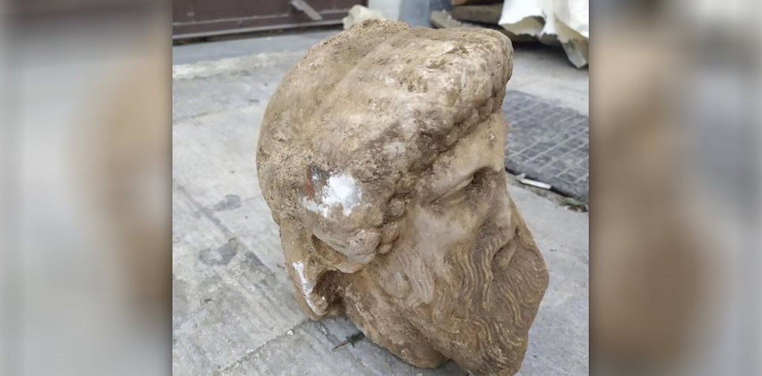 Σπάνιο εύρημα, πιθανόν κεφαλή από ρωμαϊκή στήλη βρέθηκε στο κέντρο της Αθήνας