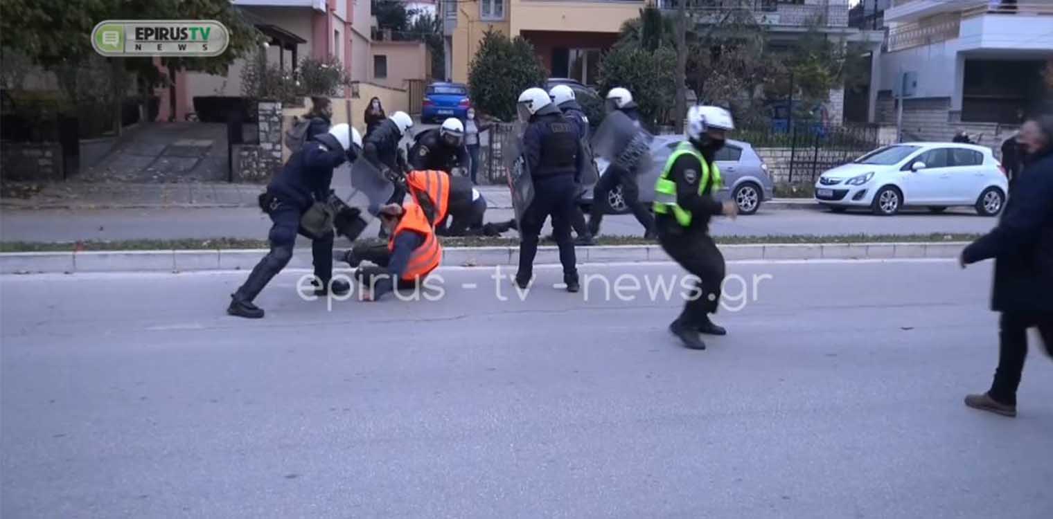 Πολυτεχνείο: Σοβαρά επεισόδια και τραυματισμοί στα Ιωάννινα (video)