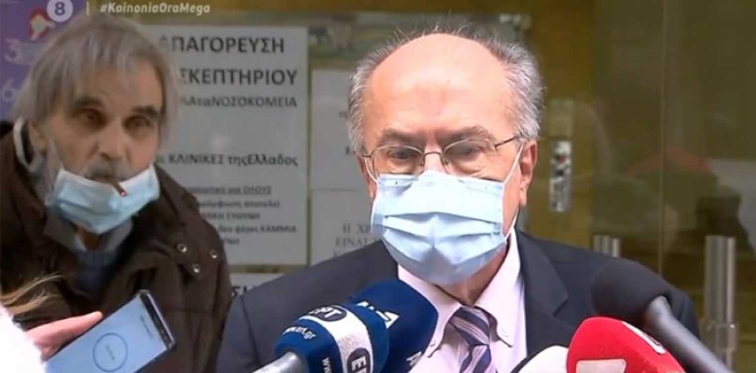Θεριακλής άναψε τσιγάρο έξω από κλινική και άρχισε να φουμάρει την ώρα γίνονταν δηλώσεις στις κάμερες (video)