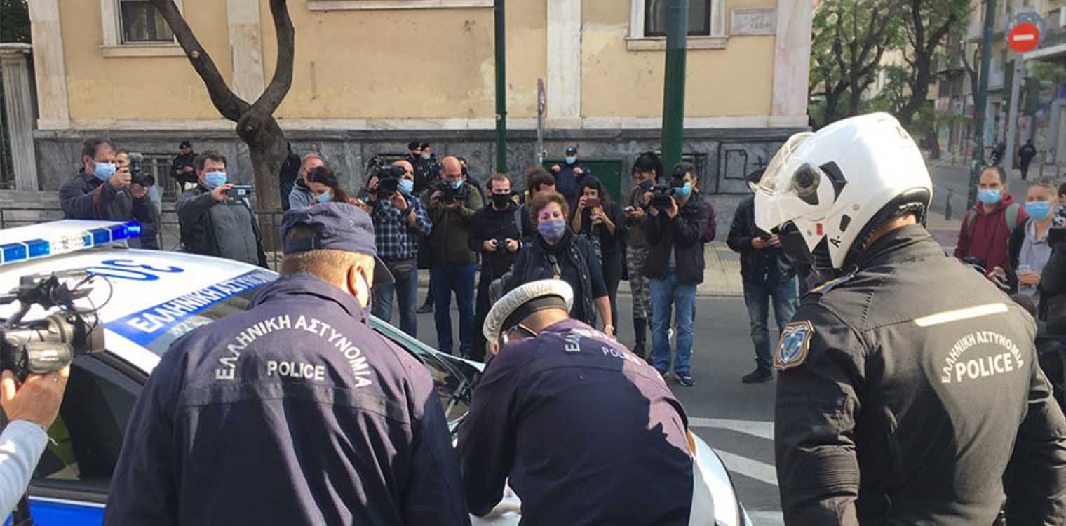 Πρόστιμο 300 ευρώ σε γυναίκα που άφησε λουλούδι στο Πολυτεχνείο
