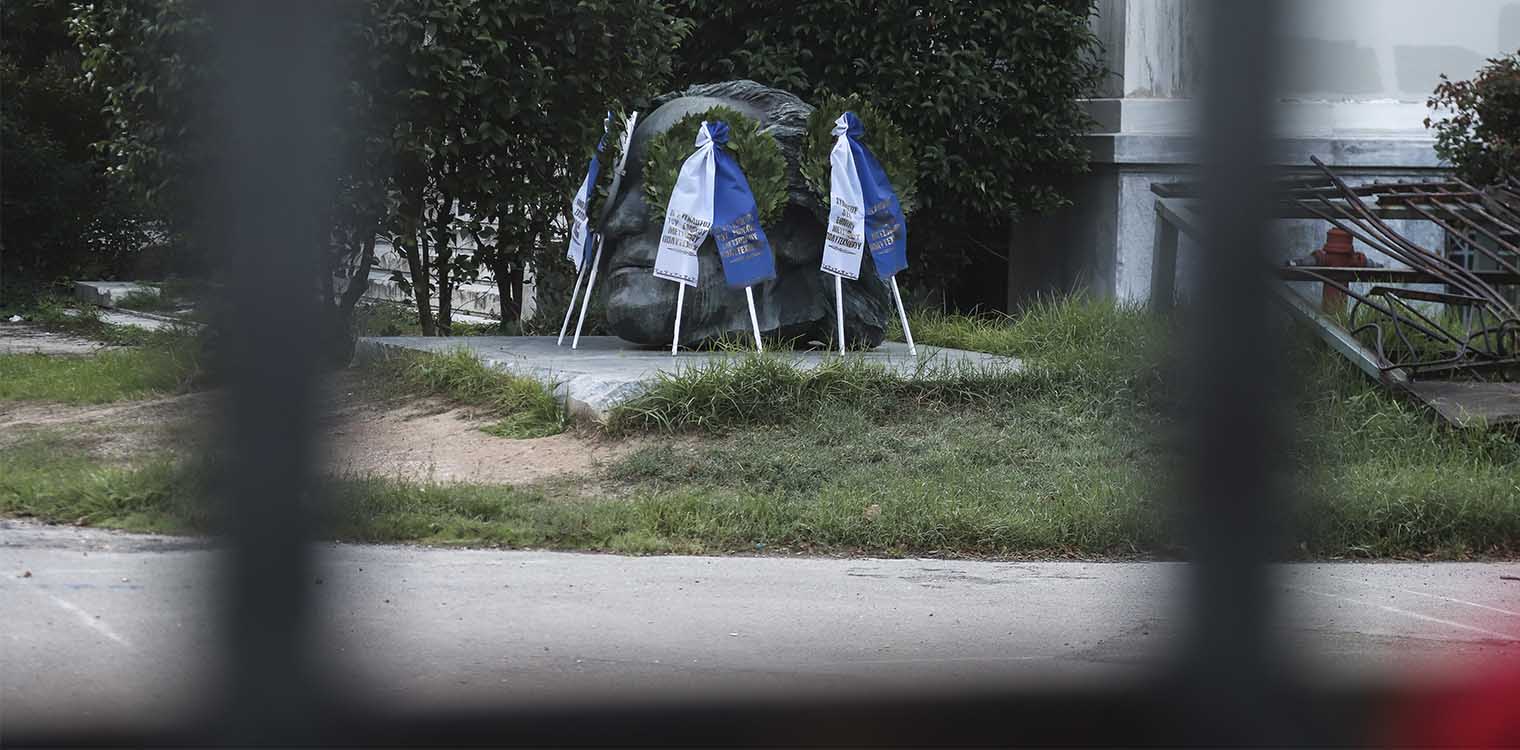 Δεν θα πληρώσει πρόστιμο η γυναίκα με το λουλούδι στο Πολυτεχνείο - Τι λέει η ίδια