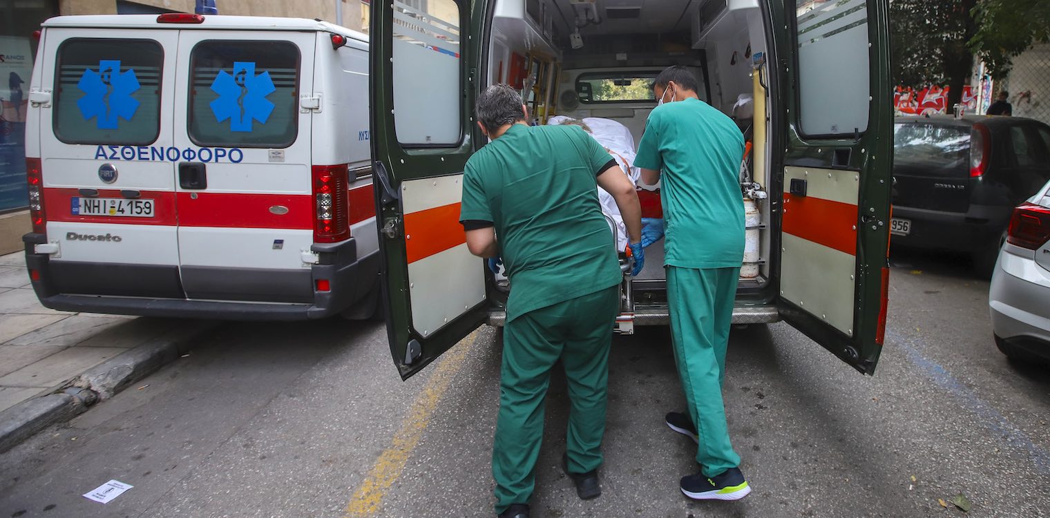 Κορονοϊός: Διασωληνωμένοι εκτός ΜΕΘ στη Βόρεια Ελλάδα - Πάρκινγκ μετατράπηκε σε νοσοκομείο