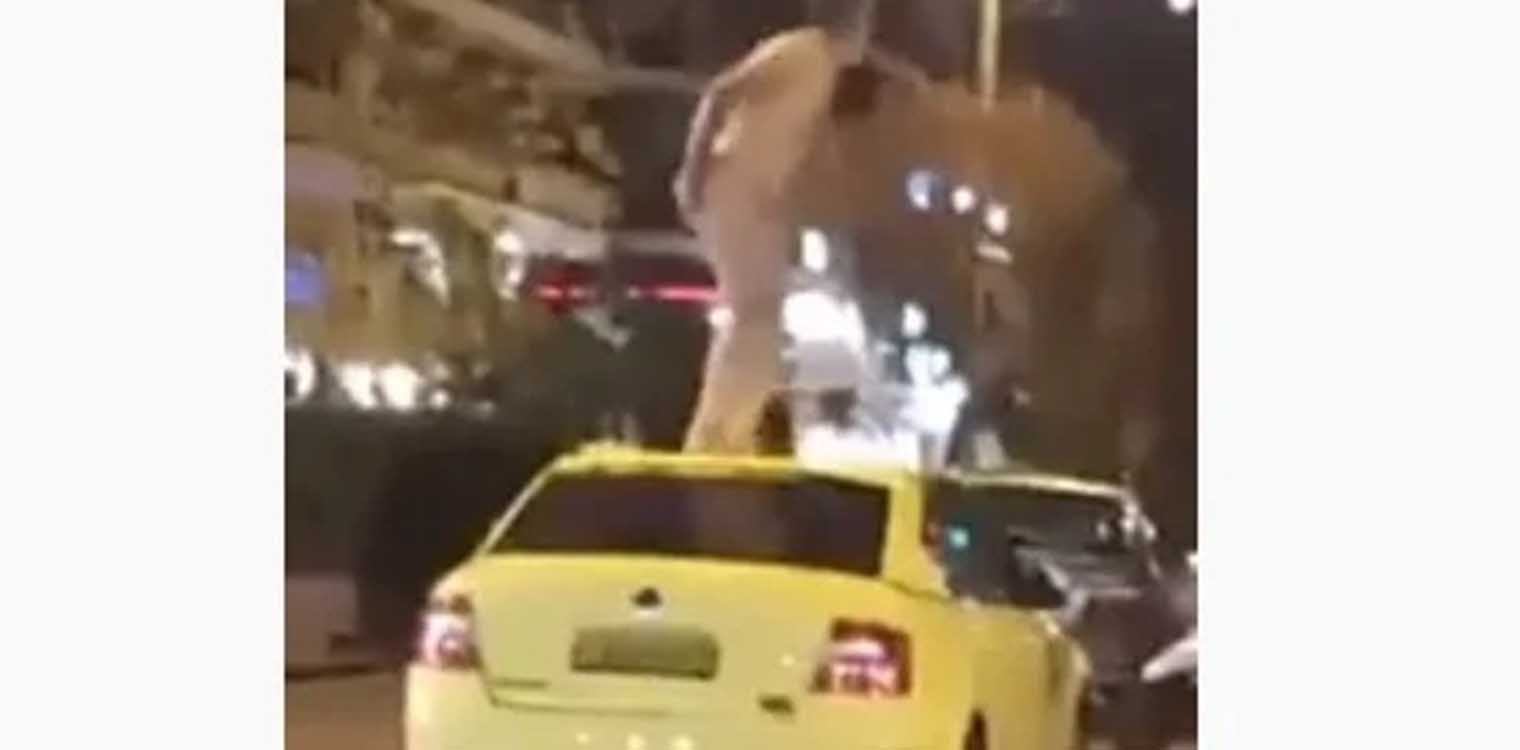 Ξέφυγε άνδρας στου Ζωγράφου: Βγήκε γυμνός στον δρόμο και χοροπήδαγε πάνω σε αμάξια (video)