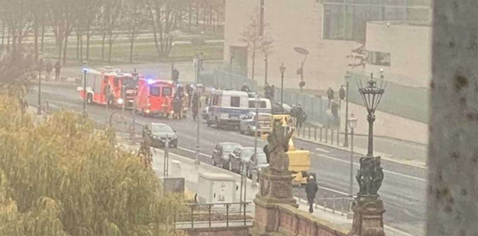 Βερολίνο: Αυτοκίνητο έπεσε στην πύλη εισόδου της καγκελαρίας της Ανγκελα Μέρκελ
