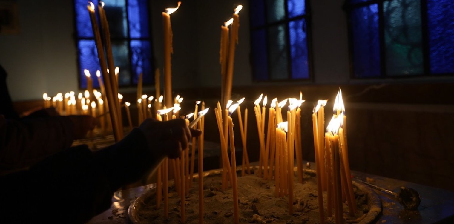 Κορονοϊός - Χαλκιδική: Ιερέας τέλεσε λειτουργία παρά την απαγόρευση - Ο γιος του τραυμάτισε αστυνομικούς