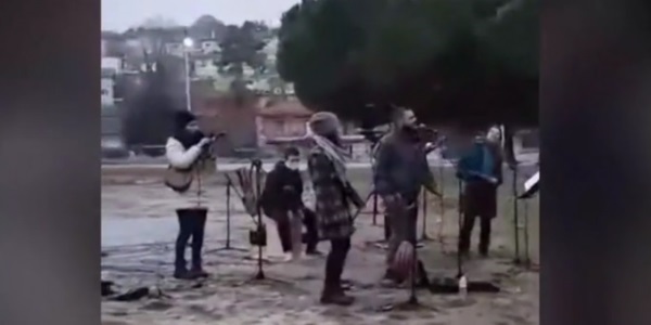 Κορονοϊός: Συγκινεί η συναυλία γιατρών για τους ασθενείς τους στο «Παπανικολάου» - Ανάμεσά τους δύο αδέρφια από τον Πύργο
