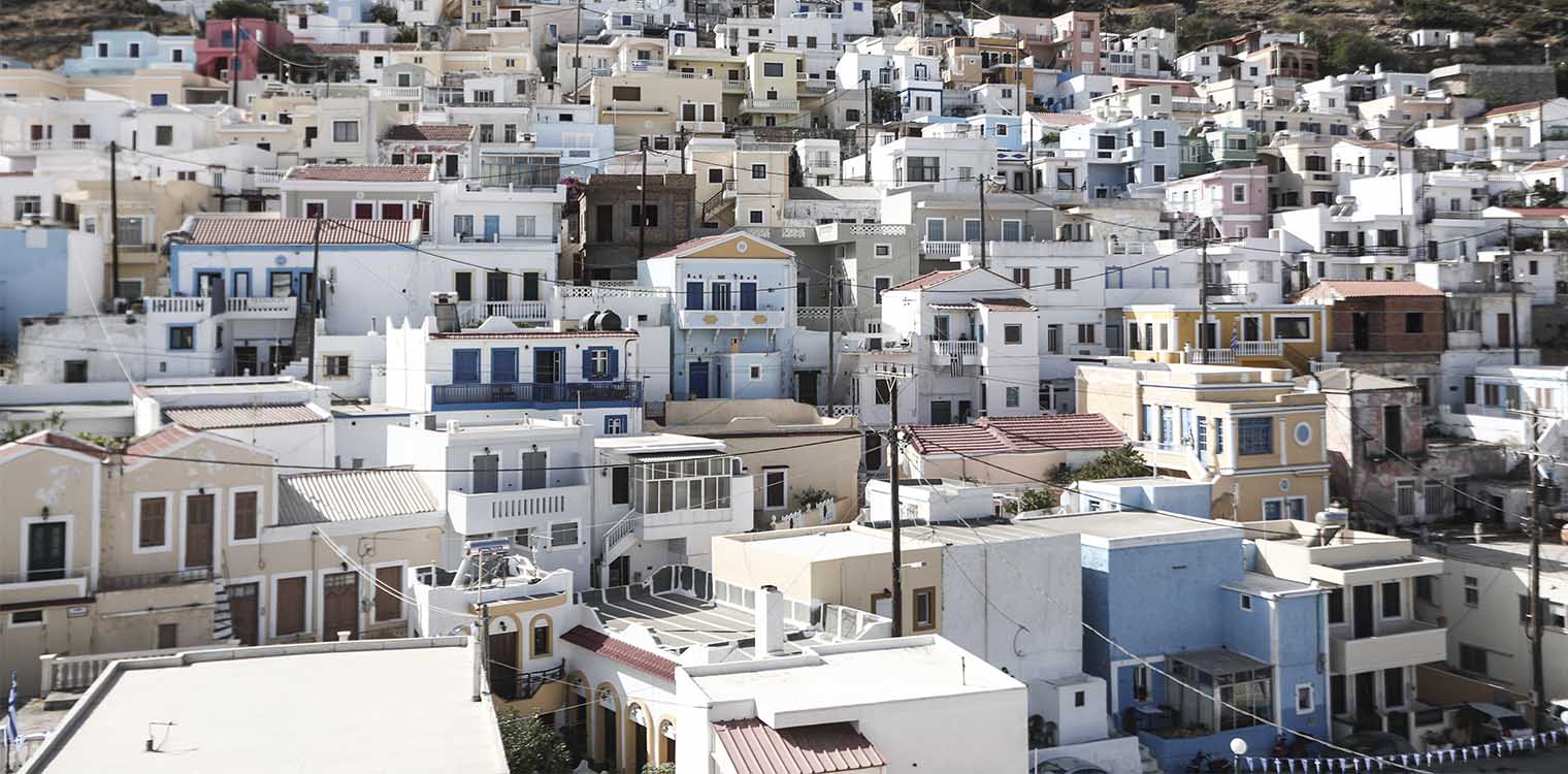 Κάρπαθος: Έκαναν πάρτι σε νεκροταφείο με φωτορυθμικά και μουσική