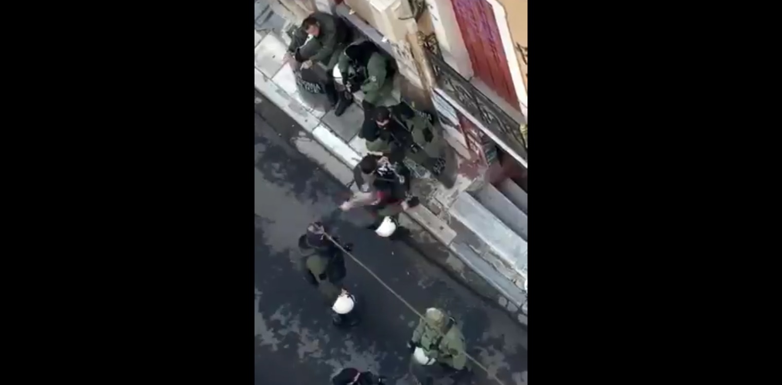 Γρηγορόπουλος: ΕΔΕ για τον άνδρα των ΜΑΤ που πετά την ανθοδέσμη πολίτη