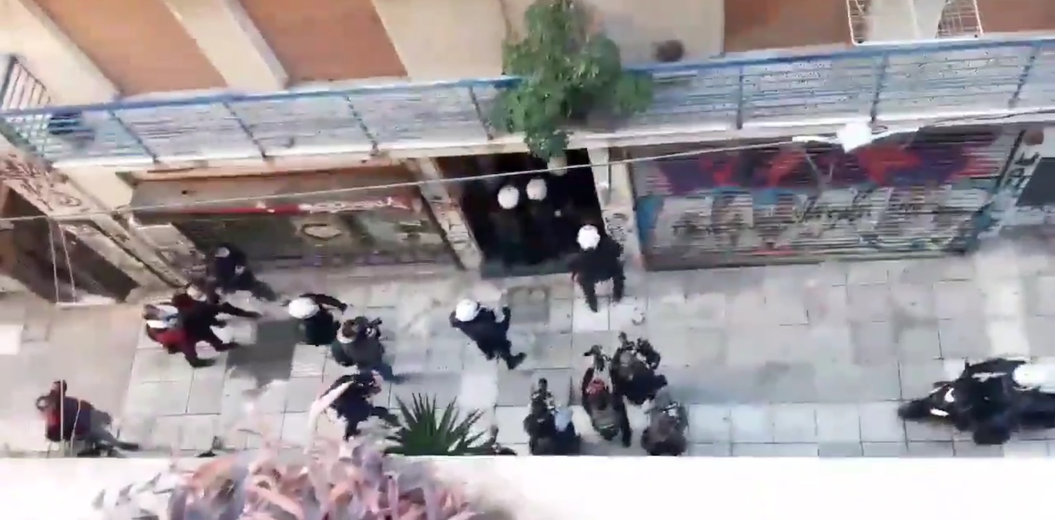 Γρηγορόπουλος: Εισβολή της ΕΛ.ΑΣ. σε πολυκατοικία - Ρίψη κρότου λάμψης
