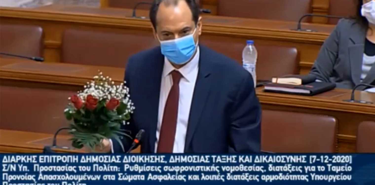 Την αστυνομική βία κατήγγειλε ο Σπίρτζης στον Χρυσοχοΐδη δίνοντας του μια συμβολική ανθοδέσμη (video)