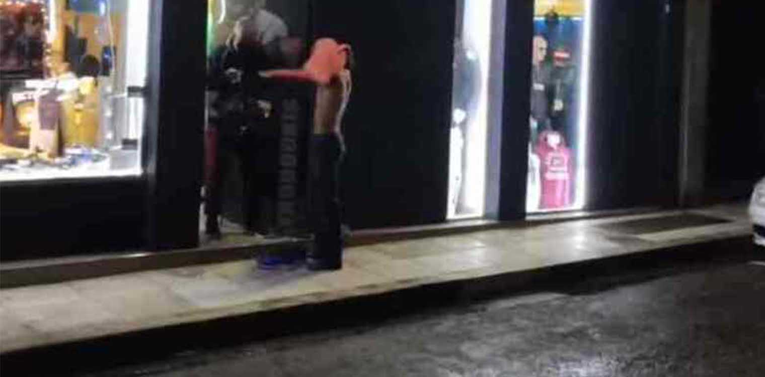 Ποια παπούτσια; Στο Αγρίνιο δοκιμάζουν και παντελόνια στο πεζοδρόμιο