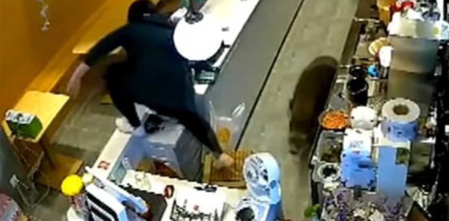 Αγριογούρουνο μπήκε σε μαγαζί, έκανε ζημιές, πήδηξε τον πάγκο κι έφυγε: Κατατρόμαξε η υπάλληλος (video)