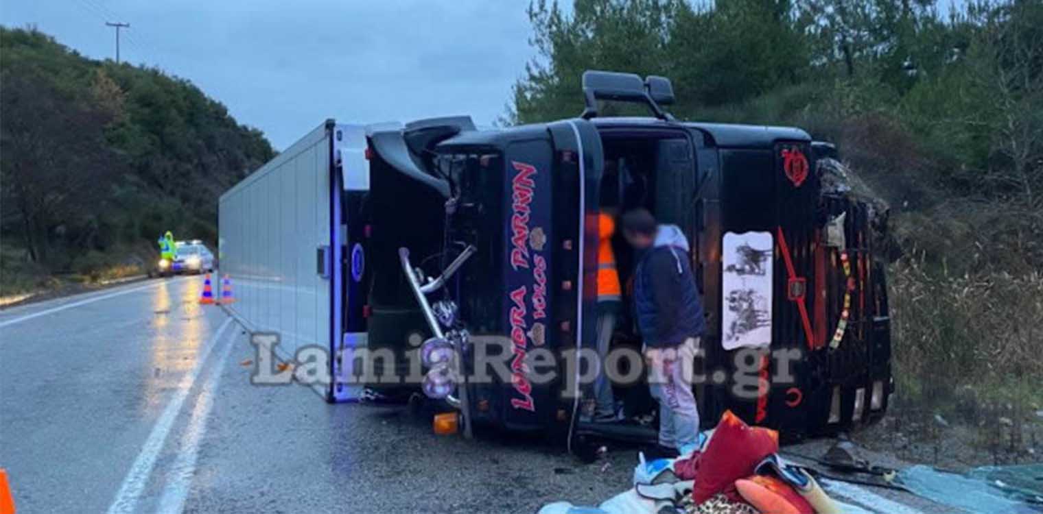 Βράχος προκάλεσε εκτροπή νταλίκας στη Λαμία - Δεν τραυματίστηκε ο οδηγός (photos)