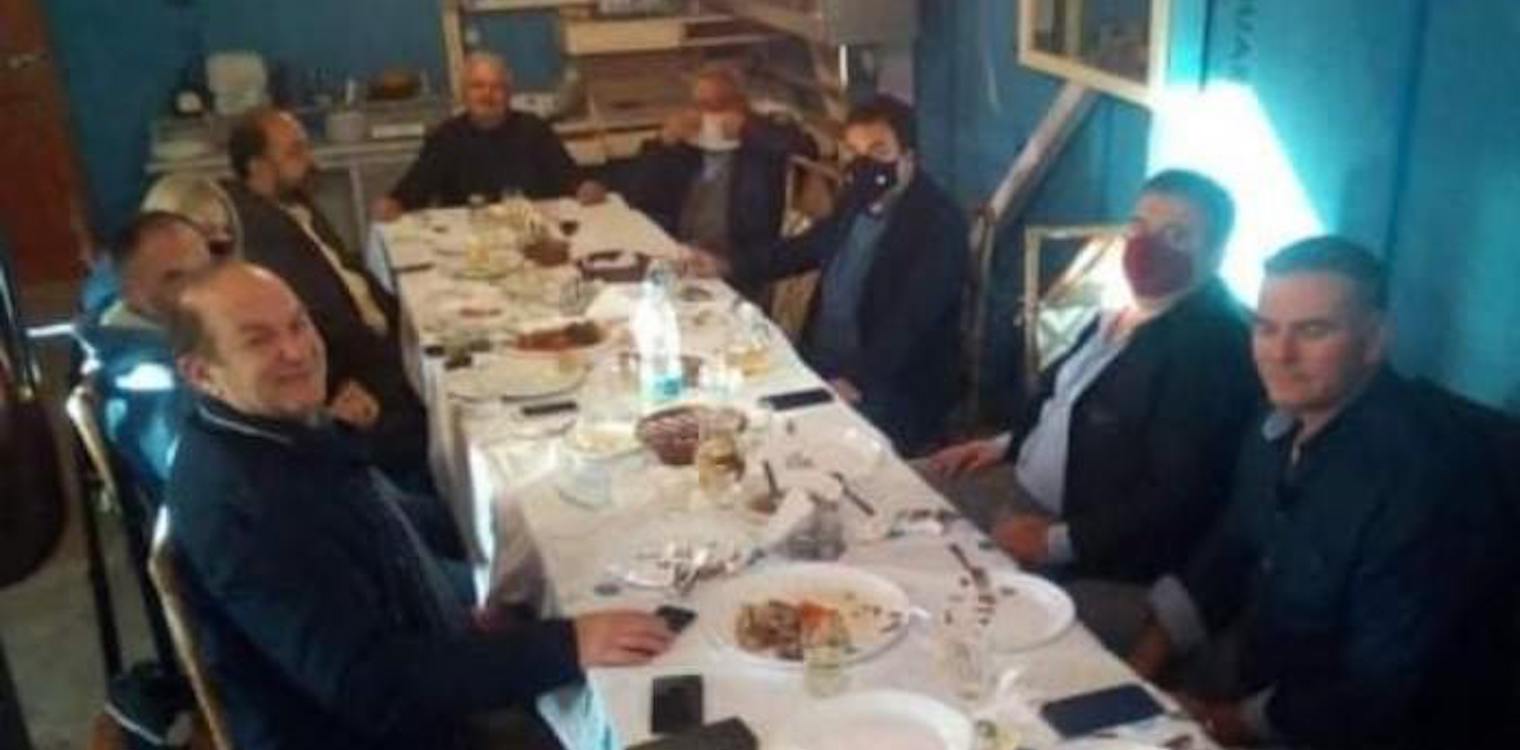 Πύργος: Αντιδράσεις από την αντιπολίτευση για το τραπέζωμα δημάρχου και συνεργατών και τη χρήση μάσκας