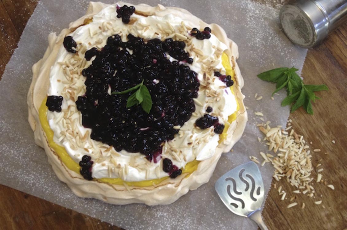 Pavlova με κρέμα λεμονιού (lemon curd) και σάλτσα από μύρτιλα (blueberries)