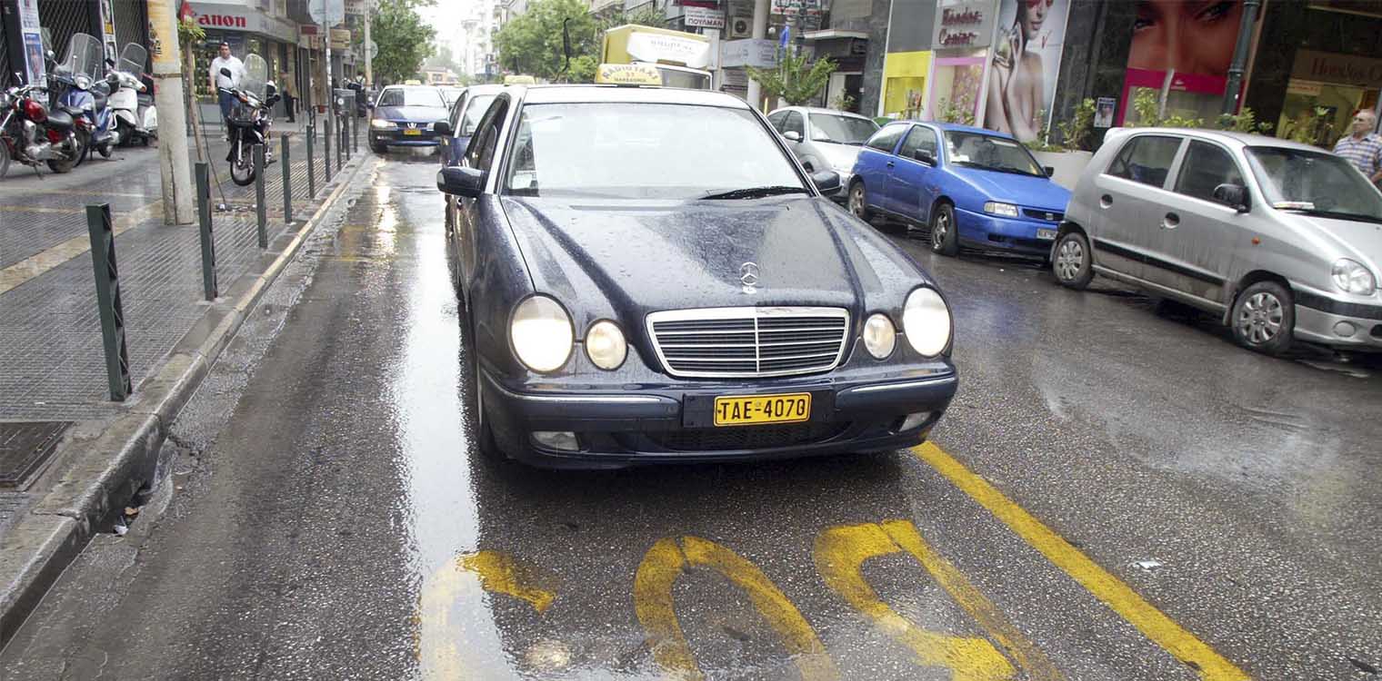 Θεσσαλονίκη: Ταξιτζήδες σε ρόλο κούριερ παραδίδουν από φακέλους μέχρι ηλεκτρικές συσκευές.