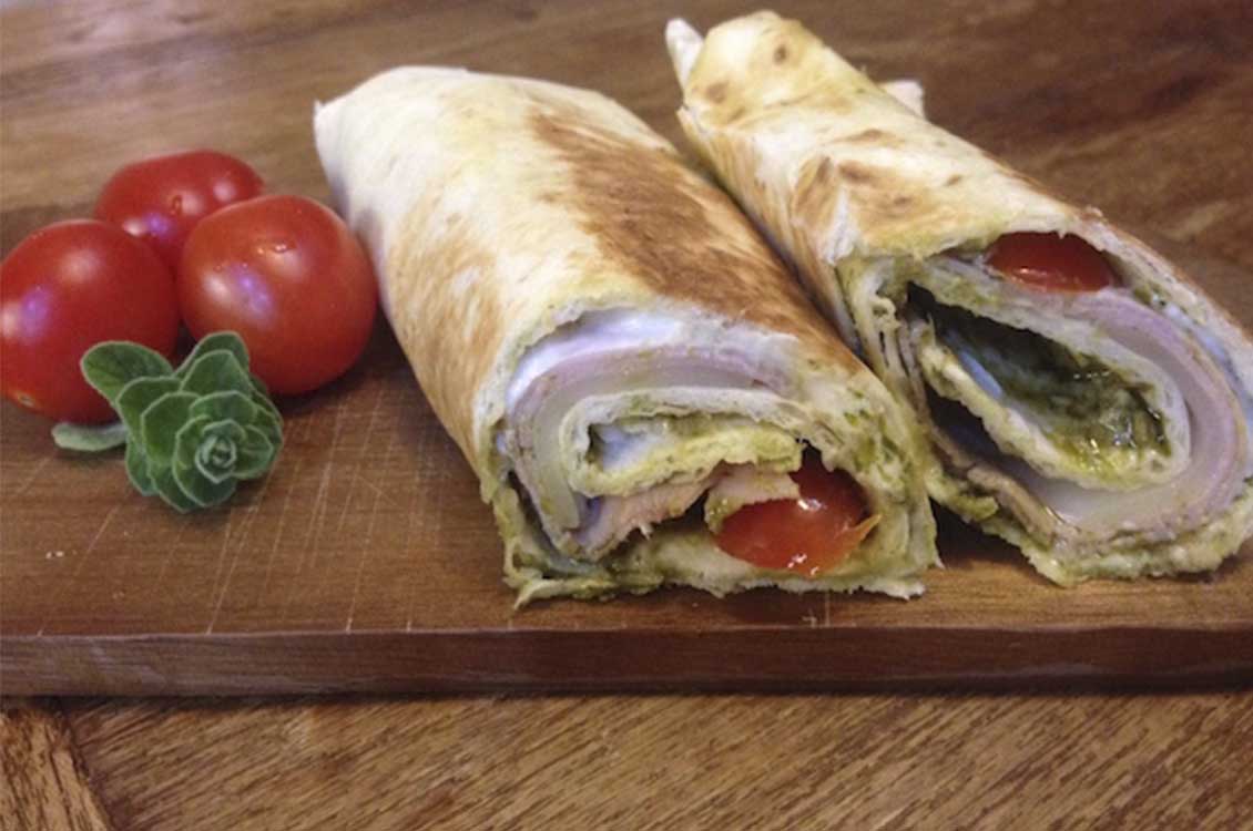 Αραβική πίτα με pesto βασιλικού και κρέμα τυρί