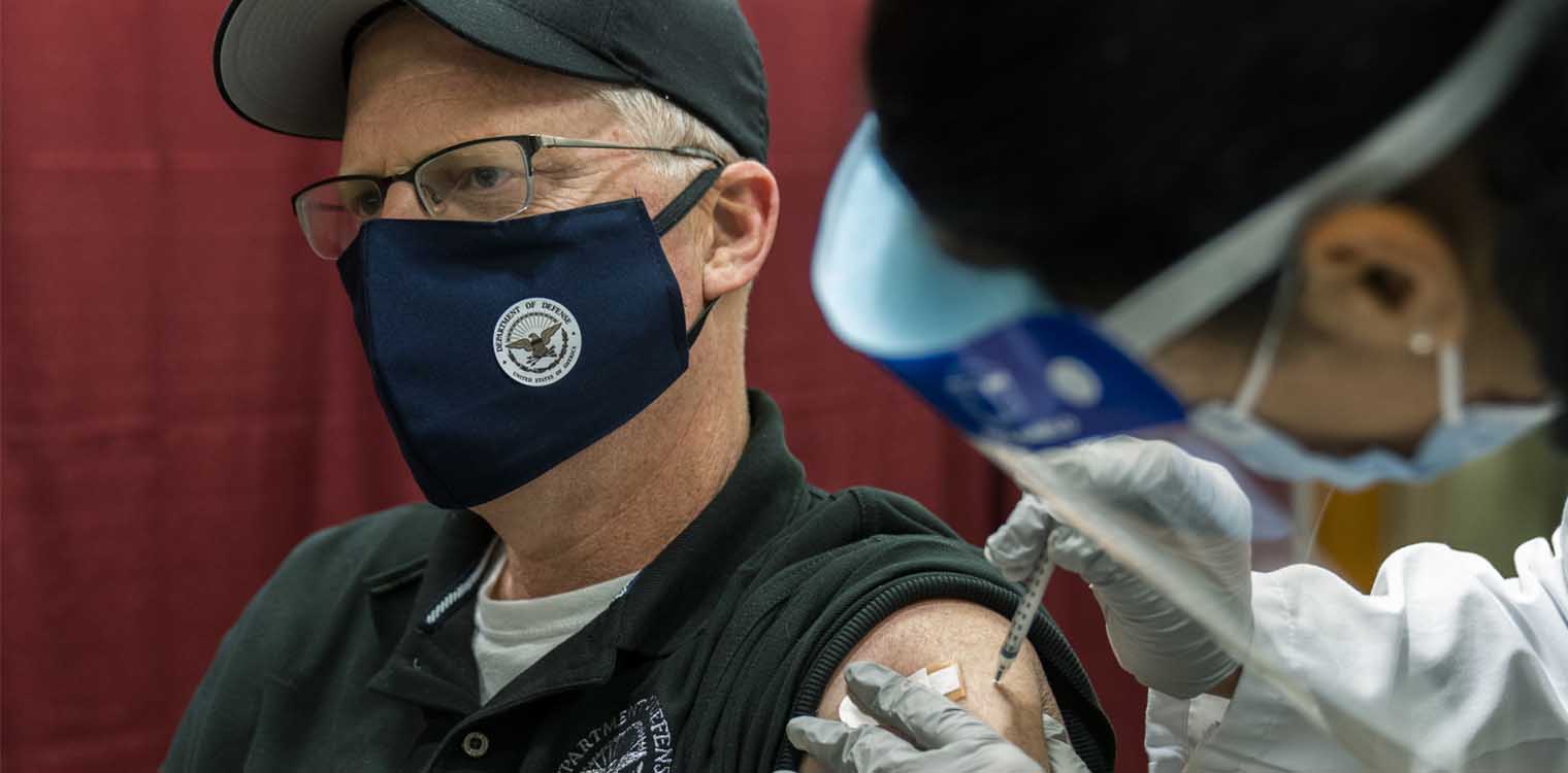 ΗΠΑ - Covid19: Ο υπουργός Άμυνας Κρις Μίλερ εμβολιάστηκε μπροστά στην κάμερα