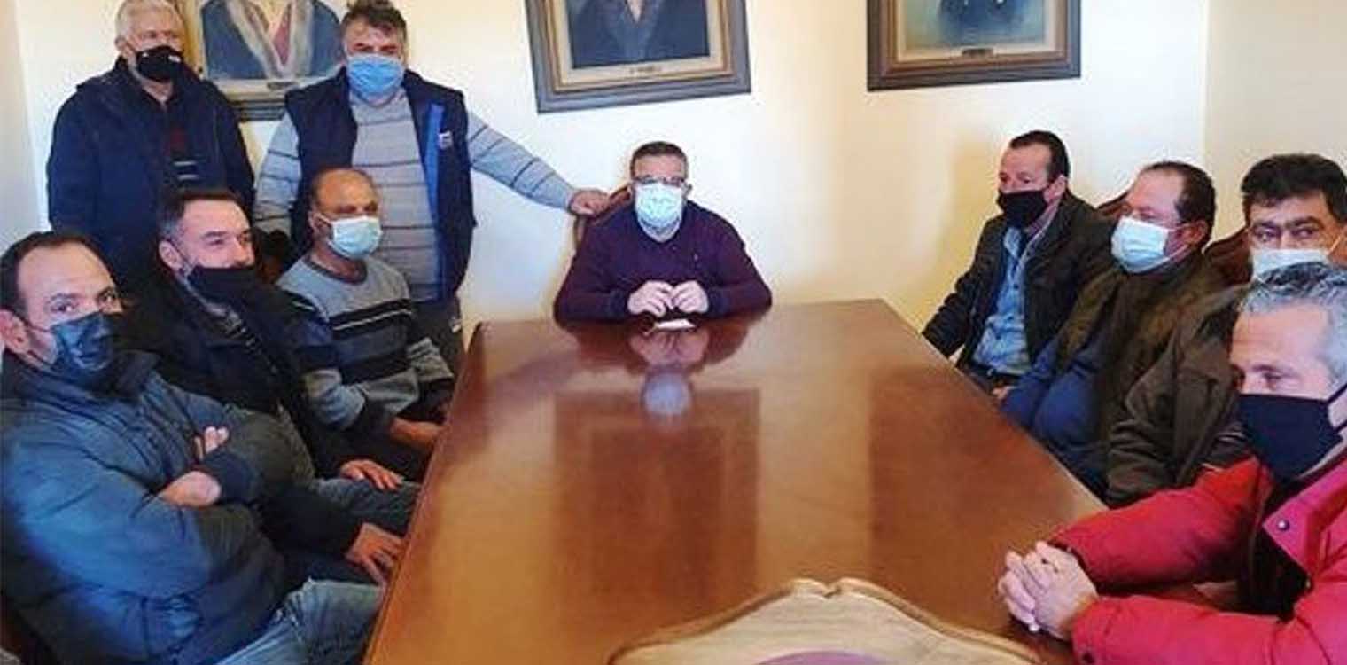 Ο Αν. Μαρίνος συζητά με τους αγρότες της Ηλείας