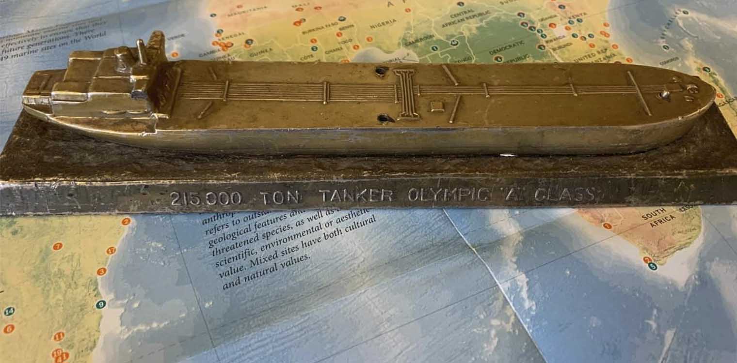 Θεσσαλονίκη: Μπρούτζινη ρέπλικα από το πανέρι παλαιοπώλη στη Γενεύη “μιλά” για την εποχή της παντοδυναμίας του Ωνάση