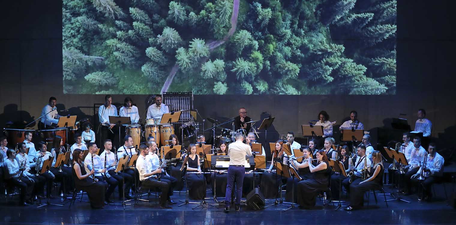 Στράους σε ...40 κομμάτια - Έπαιξαν σόλο οι μουσικοί της ορχήστρας Νέων Σίνδου αλλά το αποτέλεσμα είναι ορχηστρικό