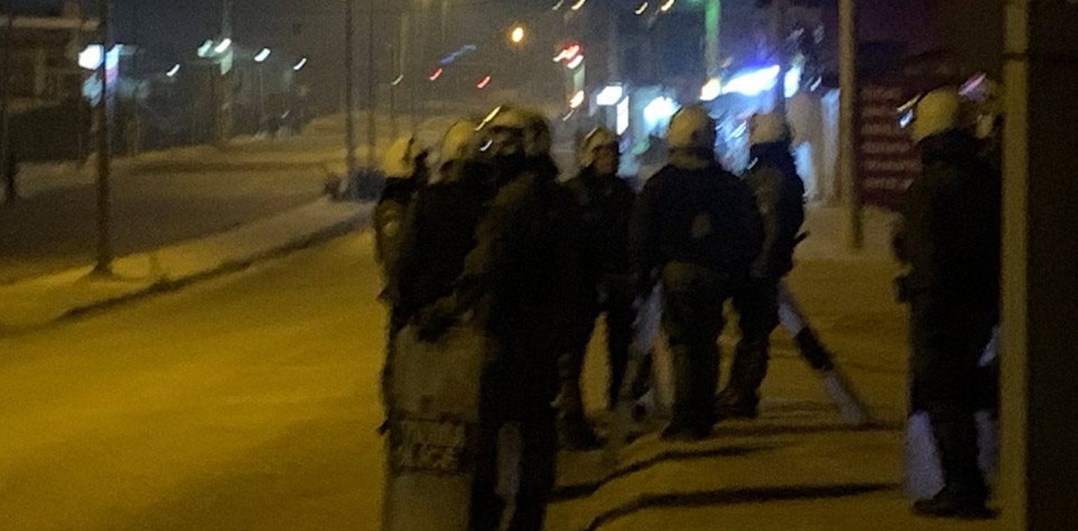Επεισόδια στον Ασπρόπυργο: Ρομά επιτέθηκαν με μολότοφ σε αστυνομικούς