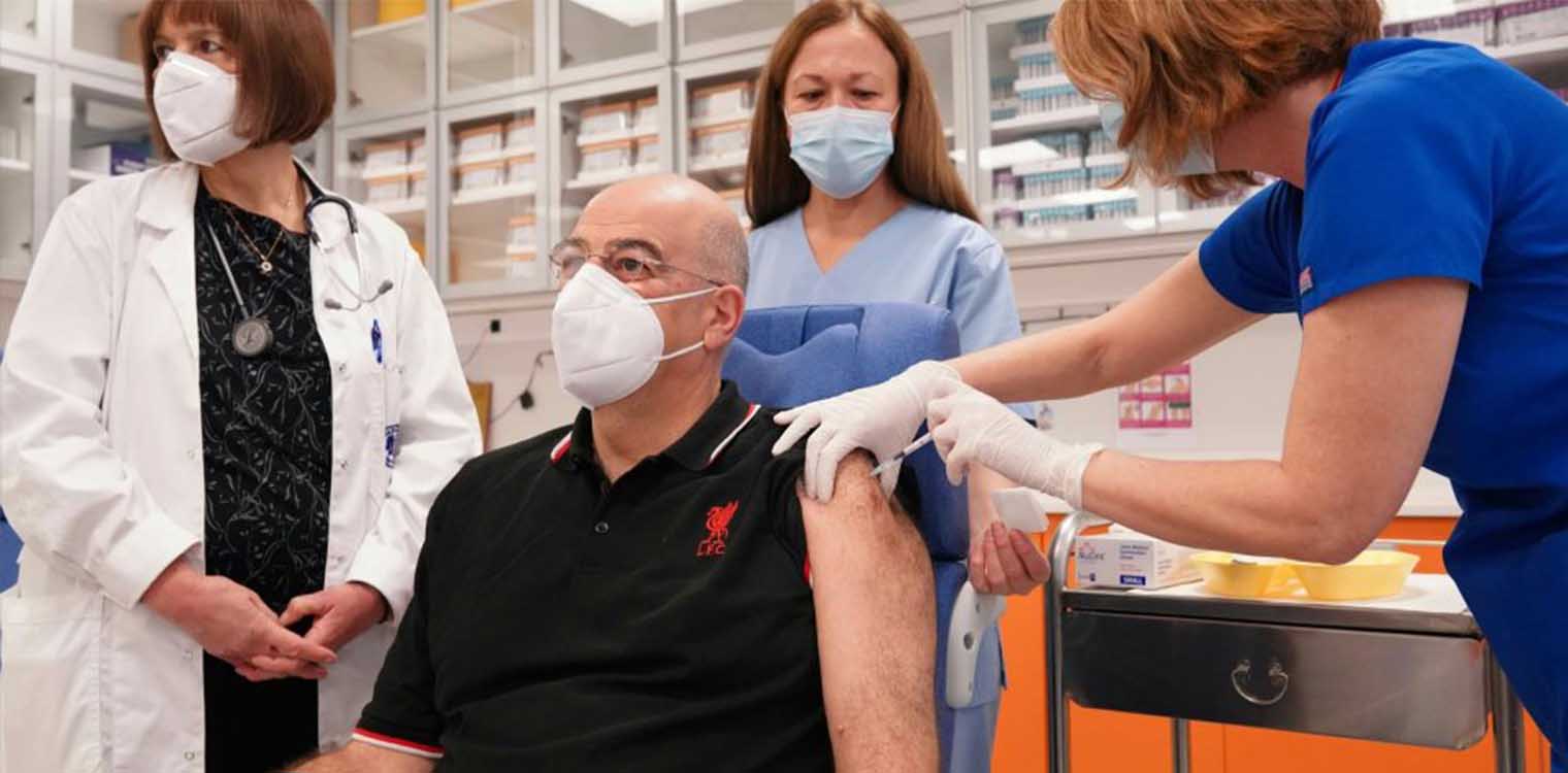 Εμβολιάστηκε ο Νίκος Δένδιας - «Σηκώνουμε μανίκια, κάνουμε το εμβόλιο, προστατεύουμε τους εαυτούς μας»