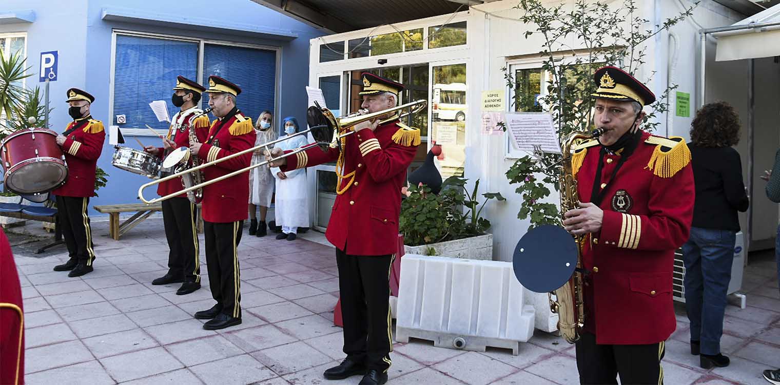 Στα νοσοκομεία η μπάντα του Δήμου Πατρέων (photos)