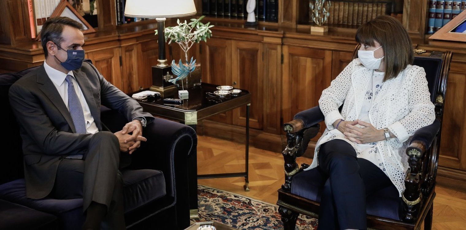 Κορονοϊός: Ποιοι πολιτικοί κάνουν το εμβόλιο στην πρώτη φάση - Οι ημερομηνίες