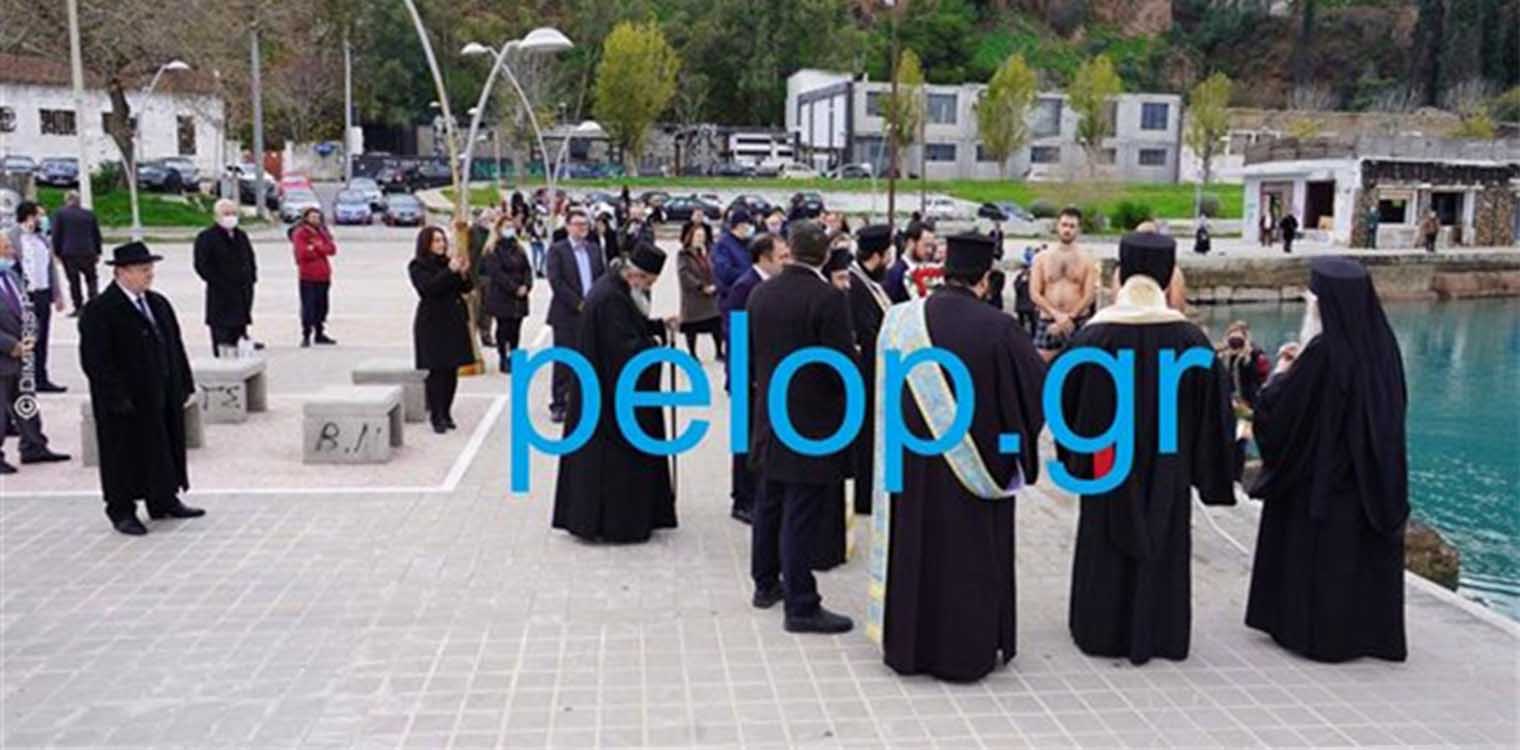 Αίγιο: Ιερώνυμος και Αμβρόσιος έριξαν κανονικά τον Σταυρό - «Παρέμβαση» εισαγγελέα και πρόστιμο