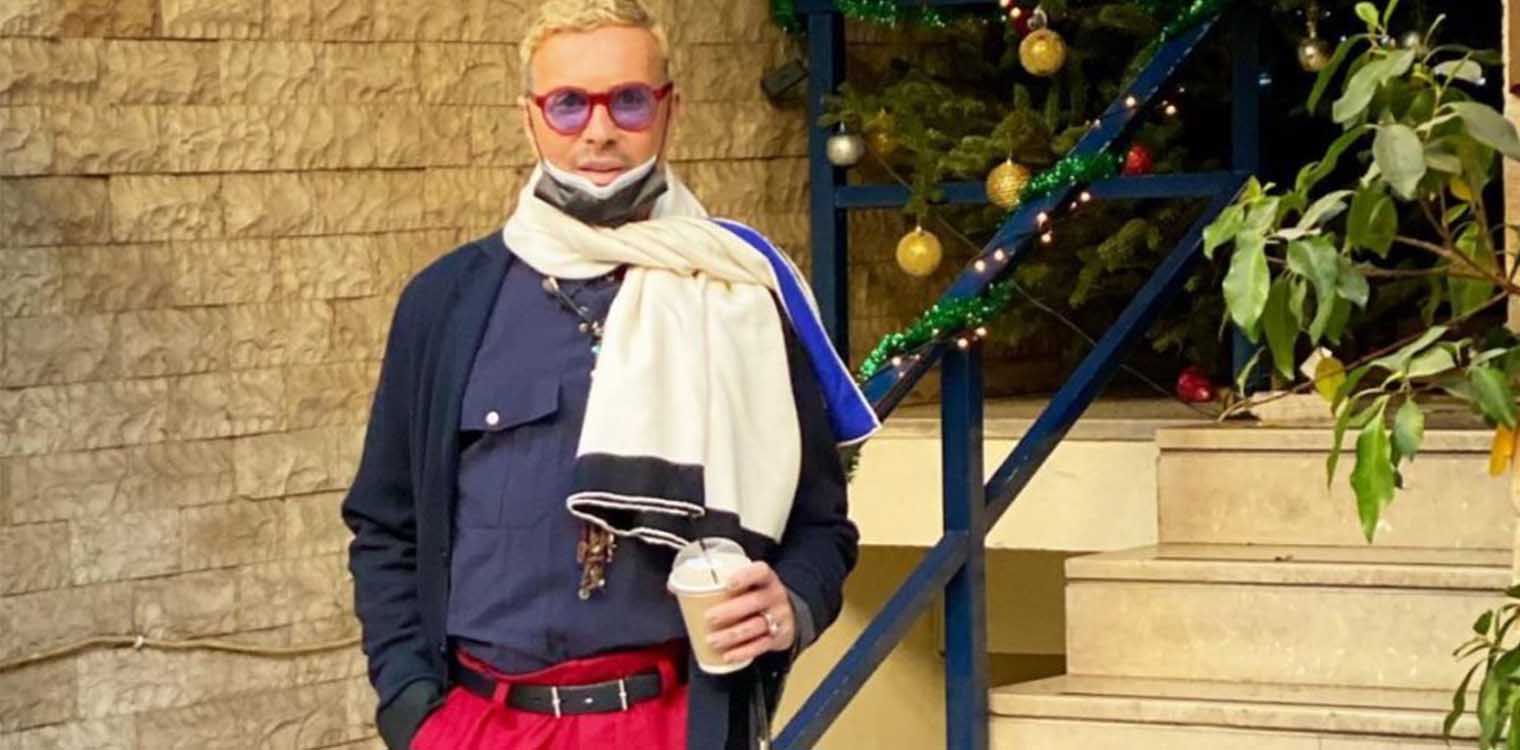 Λάκης Γαβαλάς: Ποζάρει έξω από το αστυνομικό τμήμα Συντάγματος - «Μήπως έπρεπε κι εγώ να είμαι Ντουμπάι;»