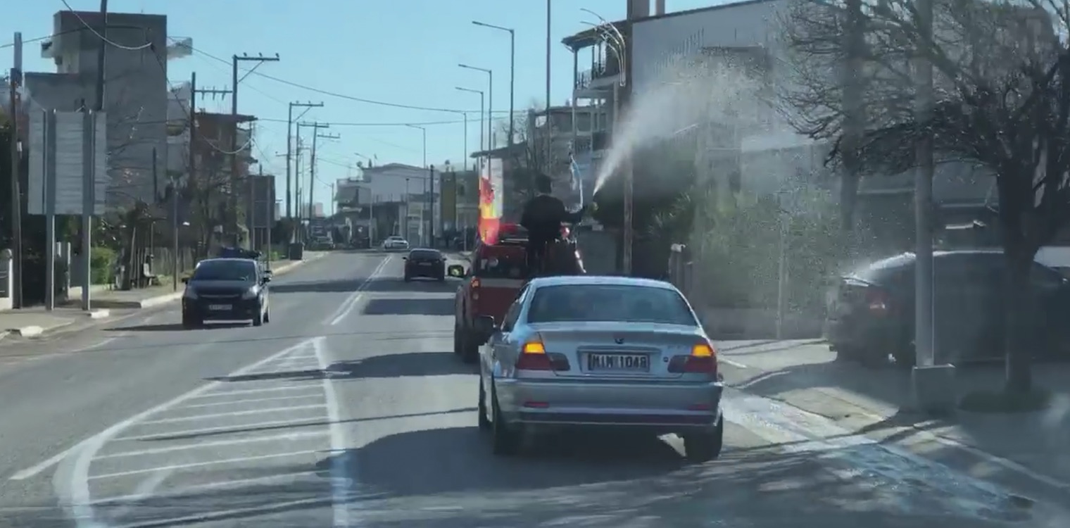 Θεοφάνεια - Λαμία: Ιερέας ρίχνει αγιασμό με τη μάνικα από πυροσβεστικό όχημα