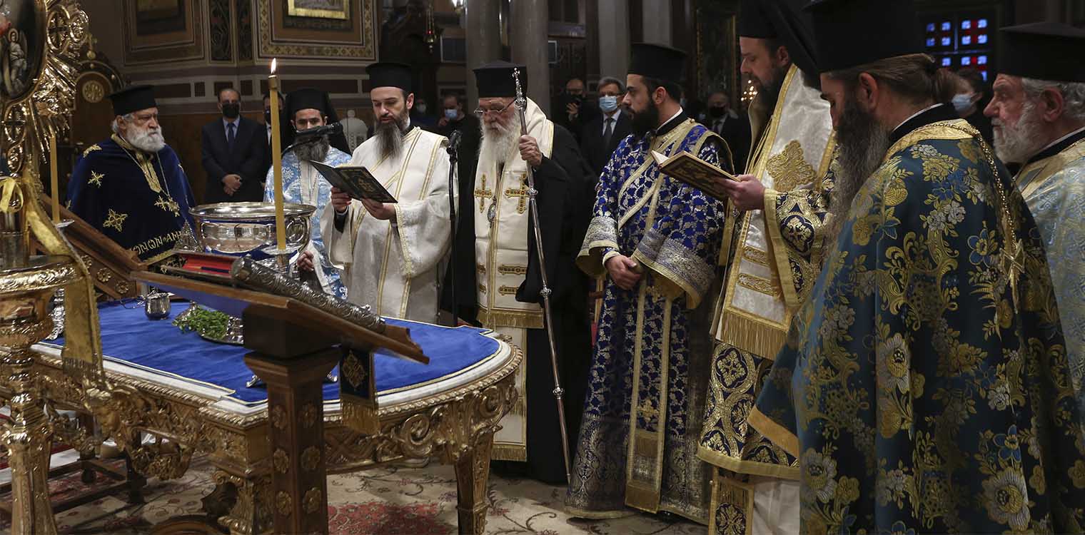 Θεοφάνεια: Με αποστάσεις οι πιστοί στις εκκλησίες - Συνωστισμός έξω και ήπια μέτρα της ΕΛ.ΑΣ.
