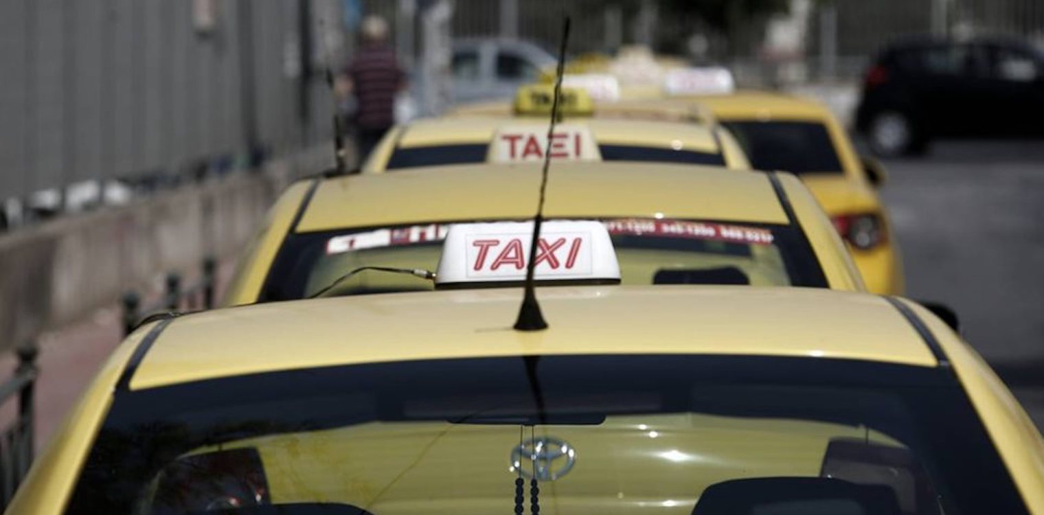 Μενίδι: Σφαίρα καρφώθηκε στον ουρανό ταξί – Κινδύνεψαν οδηγός και πελάτης