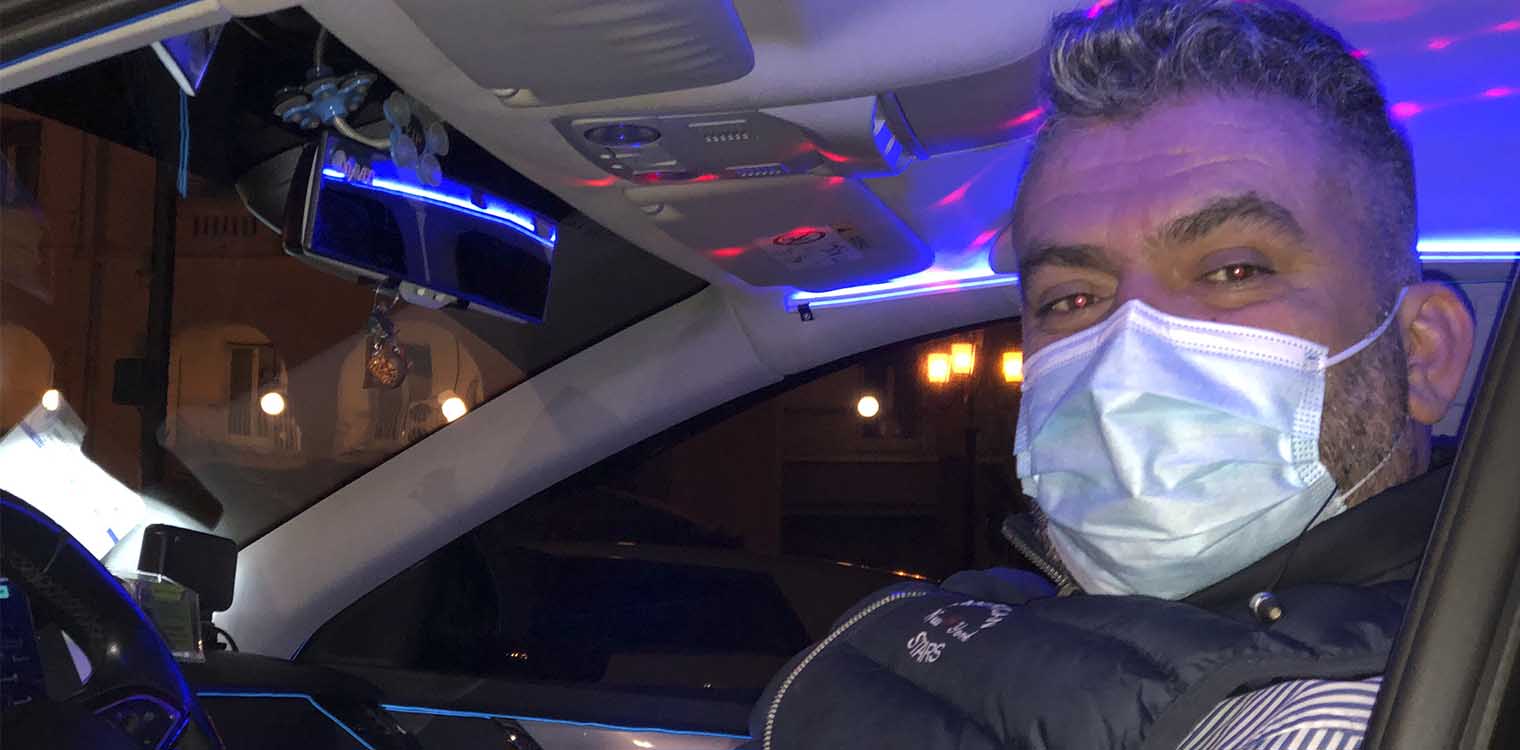 Θεσσαλονίκη: Ταξί ...club προσφέρει χαμόγελα στους πελάτες του εν μέσω πανδημίας